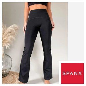 (NWT) SPANX Booty Boost® Active Ankle Flare Pant